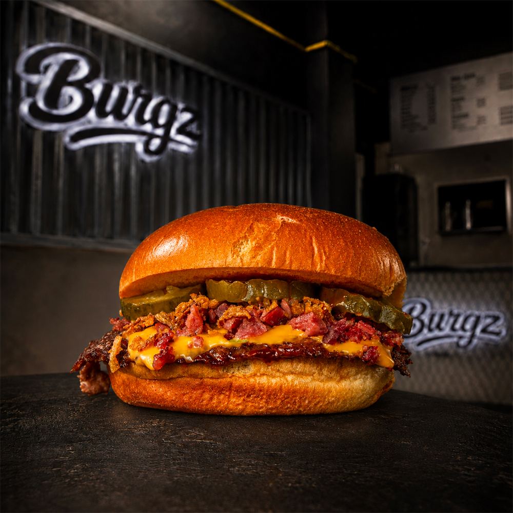 Le Bacon, smash burger au bacon, cheddar fondu et pickles