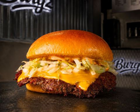 Le Burgz — smash burger cheddar, salade et oignons