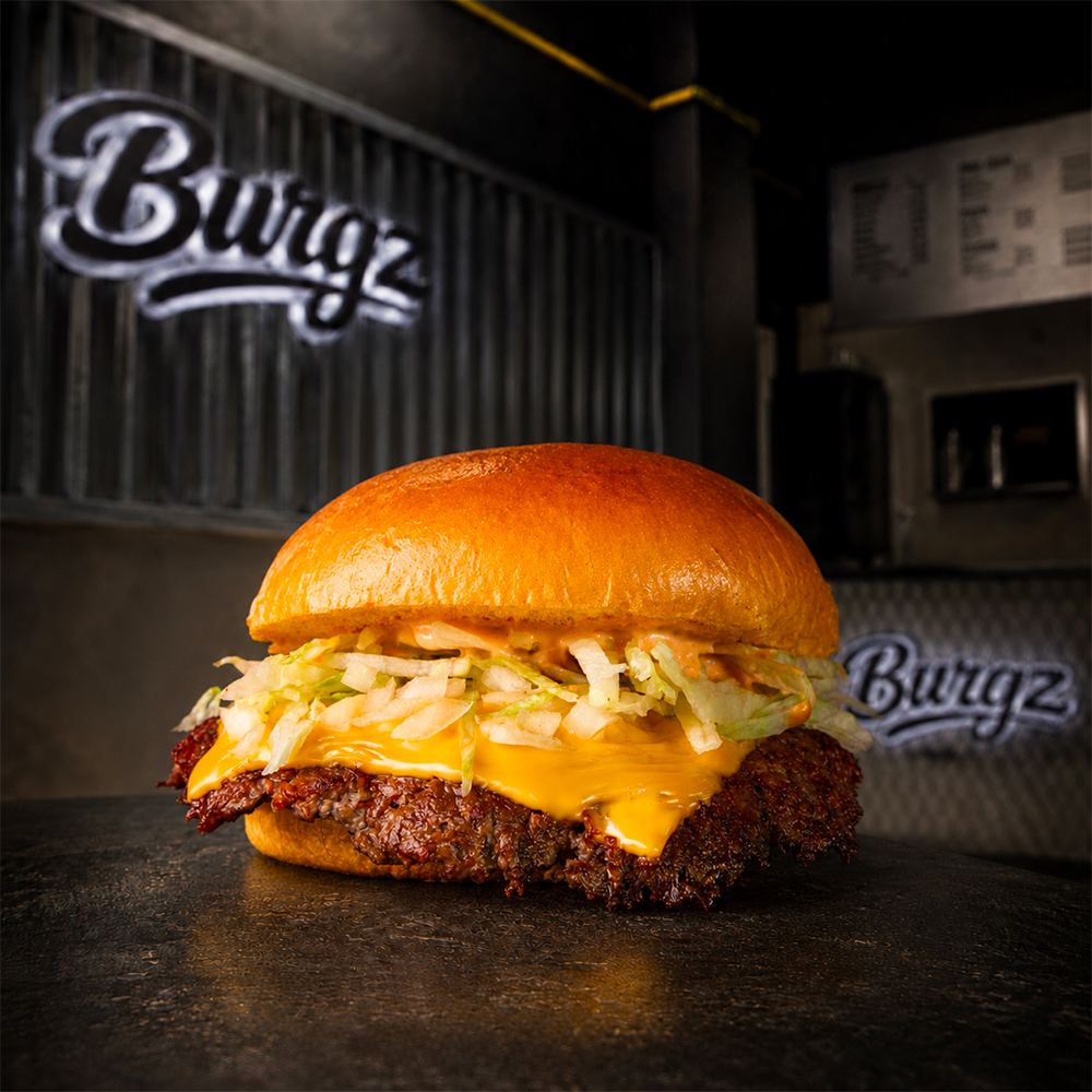 Le Burgz, smash burger au cheddar fondu et à la salade, potato bun