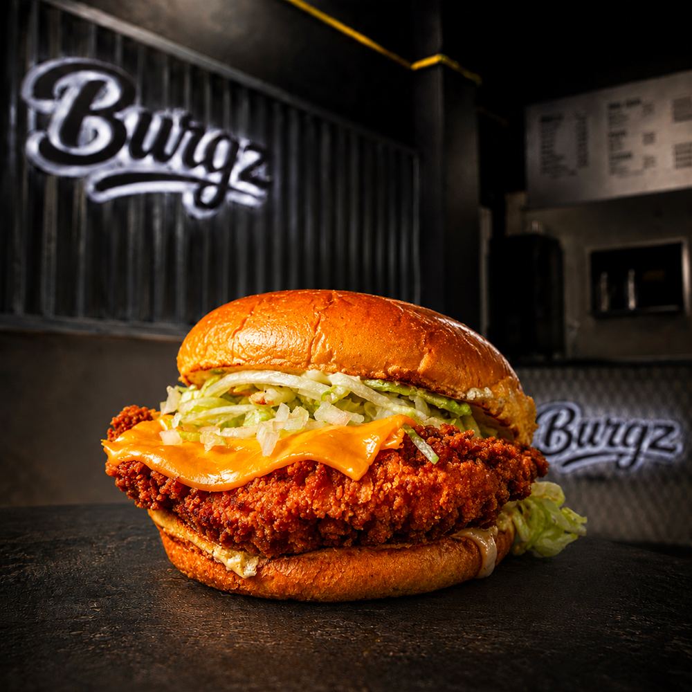 Le Chicken, burger au poulet pané, cheddar et salade