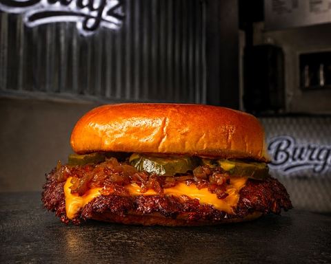 Le Classic — smash burger cheddar, oignons confits et pickles