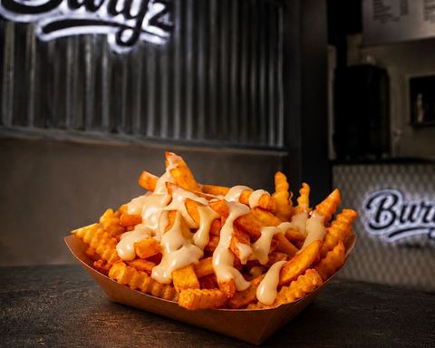 Frites nappées de sauce cheddar