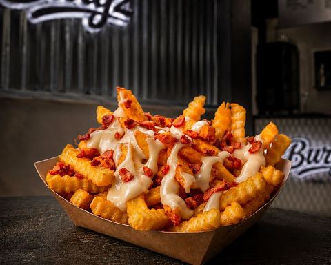 Frites sauce cheddar et éclats de bacon