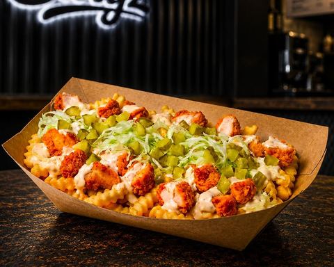 Fritz Chicken — frites garnies de tenders, cheddar et sauce cheddar