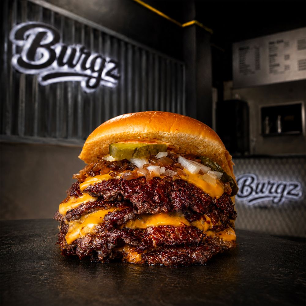 Le Monster, quatre steaks smashés avec cheddar fondu, oignons et pickles