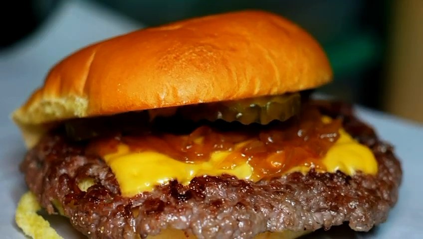 Le burger refermé avec son potato bun