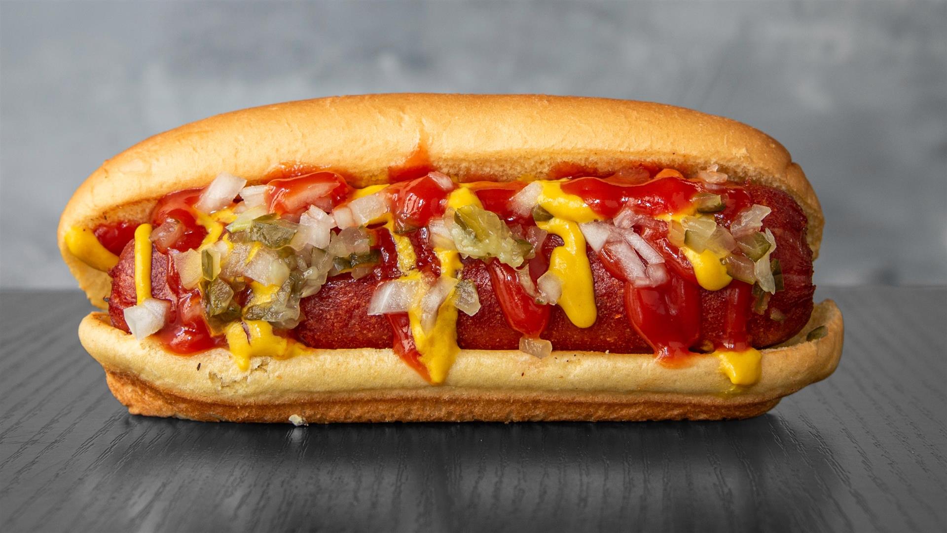 Hot Dog Classic — ketchup, moutarde et oignons