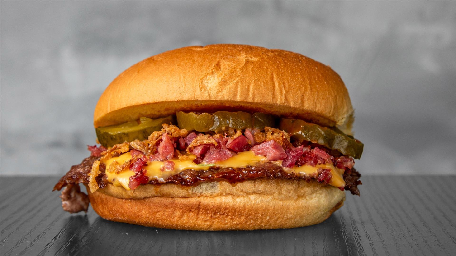 Le Bacon — smash burger au bacon croustillant et oignons frits