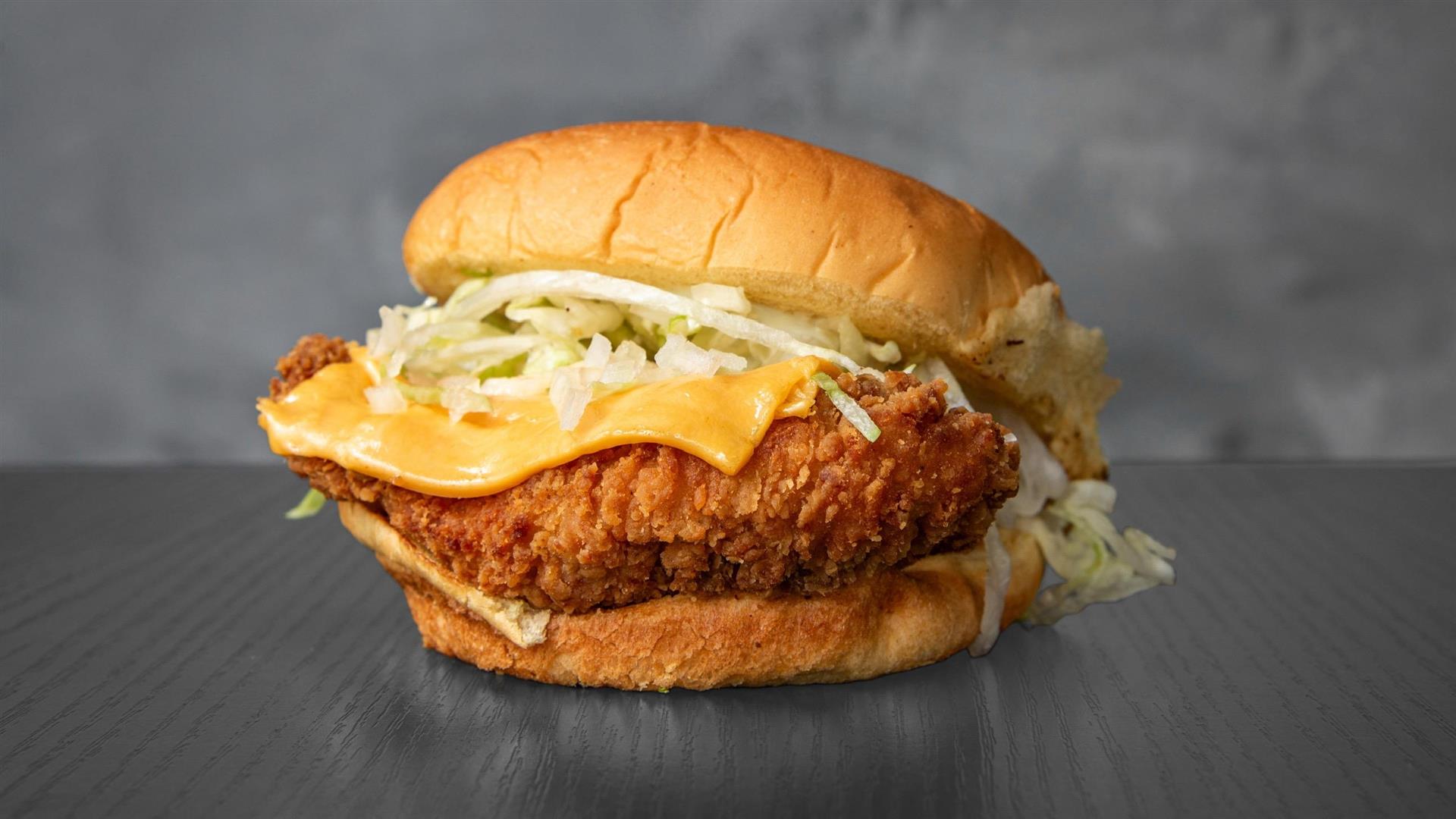 Le Chicken — poulet pané, cheddar et salade